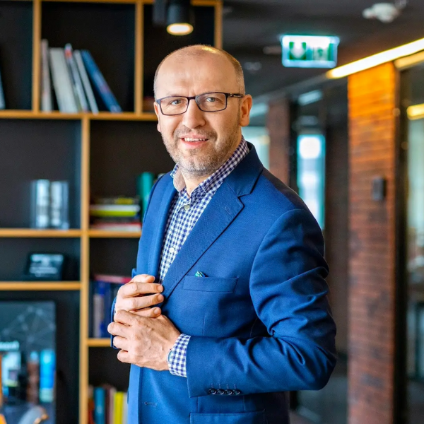 Przemysław Barankiewicz, CFA, dyrektor Finax Polska. Prelegent na konferencji CFA Society Poland. Portret w biurze.