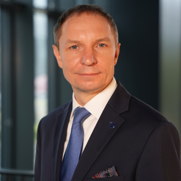 Jarosław Leśniczak, wiceprezes zarządu TFI PZU. Prelegent na konferencji CFA Society Poland. Portret w biurze.