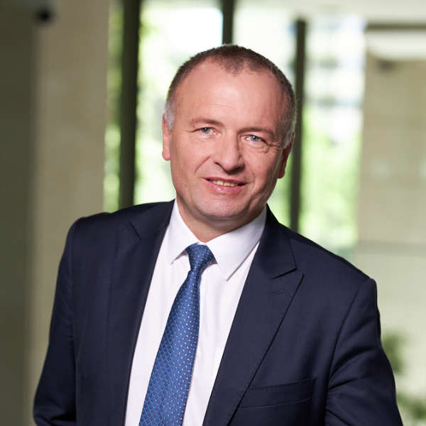 Sławomir Panasiuk, wiceprezes zarządu GPW. Prelegent na konferencji CFA Society Poland. Portret w biurze.